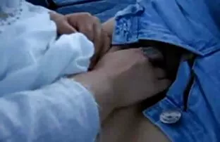 O Yenier masturba-se e fica sozinho a mijar. vídeo pornô com pênis maior do mundo
