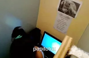 Um homem de melhores de porno negócios maduro mostra os seus apetitosos pés sozinho.