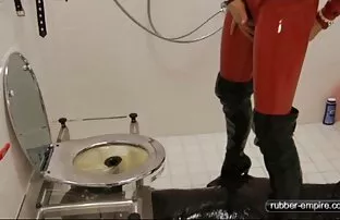 A minha namorada sensual põe os melhores vídeos pornográficos as cuecas de algodão enquanto lhe dedico os dedos.
