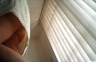 Amadora excitada de meias pretas masturba-se com video de sexo os melhores os dois buracos.