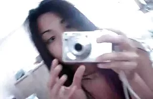A minha boneca sexy os melhores vídeos pornográfico esguicha-se na pila de um estranho em público.
