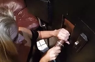 A Milf loira os melhores videos sexo masturba-se com a rata rapada e tem orgasmo.
