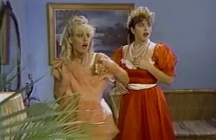 ele é pago melhor filme porno amador por um photoshoot erótico em público.