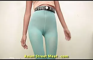 Uma adolescente gira o melhor porno com umas mamas grandes.