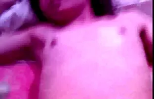 A meia-irmã ajuda o os videos pornos mais assistidos irmão.